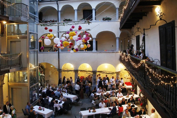 Im romantischen Innenhof, sommerlich dekoriert, im Schein hunderter Fackeln und Kerzen...