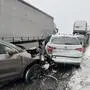 Auf schneeglatter Fahrbahn ereignete sich Freitagvormittag ein Unfall auf der A9 bei Kammern mit vier Pkw und einem Lkw, der vorerst fünf Verletzte forderte