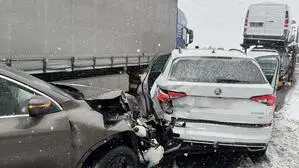 Auf schneeglatter Fahrbahn ereignete sich Freitagvormittag ein Unfall auf der A9 bei Kammern mit vier Pkw und einem Lkw, der vorerst fünf Verletzte forderte