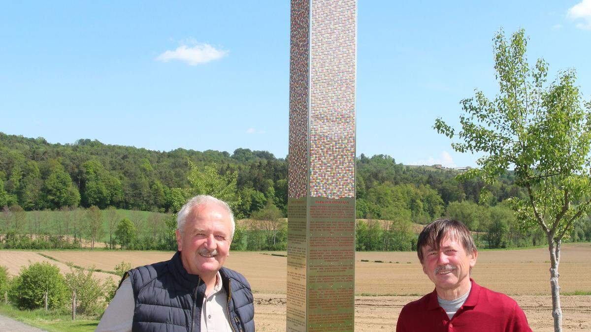 Josef Doupona und Peter Klug vor dem Mahnmal mit 23.000 Gedenknoppen 