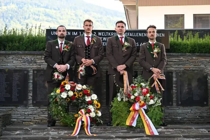 Dort fand die feierliche Heldenehrung statt. 
Im Bild von links: Benjamin Popernitsch, Julian Treffner, Walder Thomas und Schützenhofer Bernhard.



