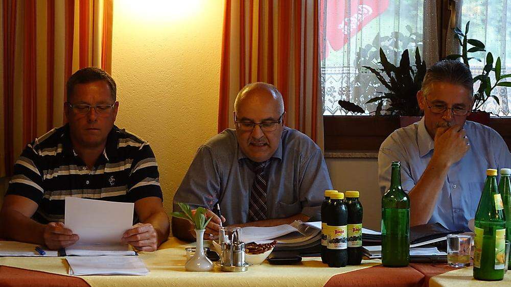 Entspannt bei der Sitzung: Vize Heinz Bernsteiner (FPÖ), Bürgermeister Kurt Riemer (SPÖ) und Gerhard Feier (ÖVP)