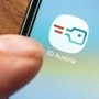 Ein Finger tippt auf das App-Symbol „ID Austria“ auf dem Display eines Smartphones.