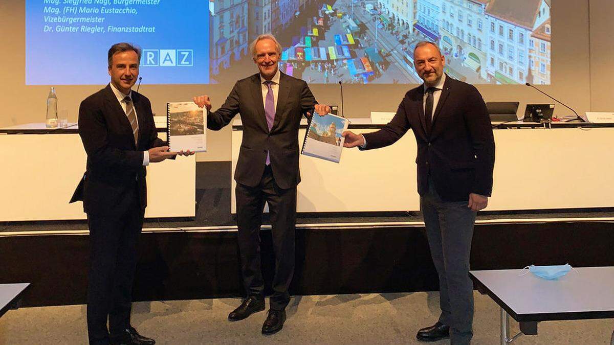 Bürgermeister Siegfried Nagl, Finanzstadtrat Günter Riegler (beide ÖVP) und Vizebürgermeister Mario Eustacchio (FPÖ) am Dienstag bei der Präsentation: &quot;Mit Augenmaß durch die Krise - ein pragmatisches Doppelbudget&quot;