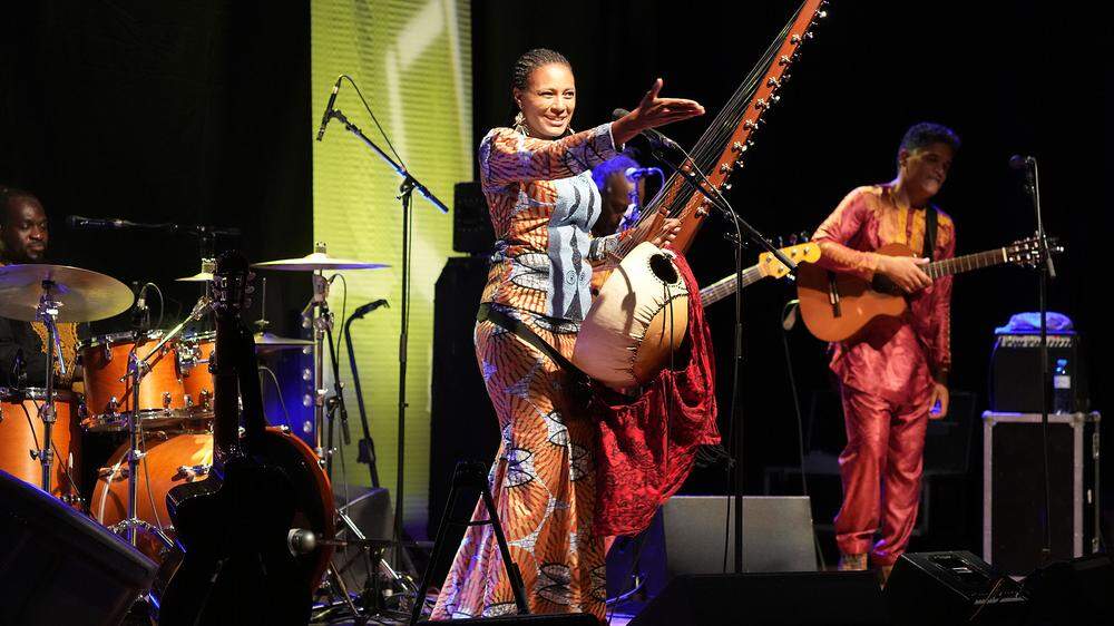 Sona Jobarteh und ihre Musiker begeisterten mit hinreißenden Rhythmen