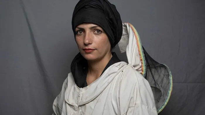 Die Geschäftsfrau und Imkerin Ghuncha Gul Karim, 35, posiert für ein Porträt in Herat. - Karimi baute ihre Imkerei aus, um Honig für den Verkauf zu produzieren, nachdem ihr Mann das Land verlassen hatte. "Ich habe zwei zusätzliche Jobs angenommen und ein Motorrad gekauft, mit dem ich zur Honigfarm und zurück fahren kann", sagt sie. "Ich bin entschlossen, die Königin der Honigbienen zu werden."