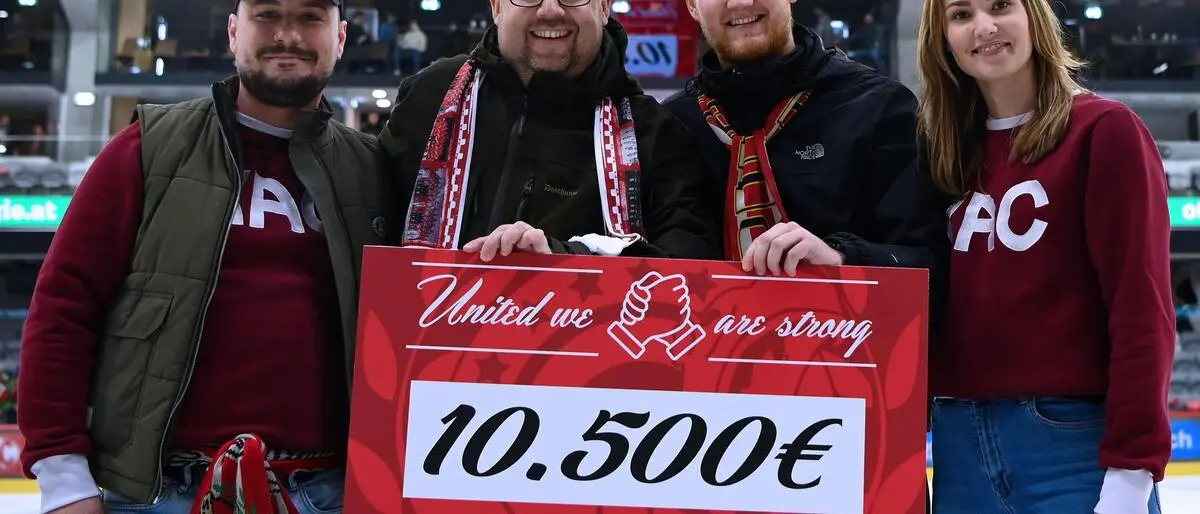 Eine Abordnung des Fanclubs übergab beim Heimspiel des EC KAC gegen Innsbruck die Spende