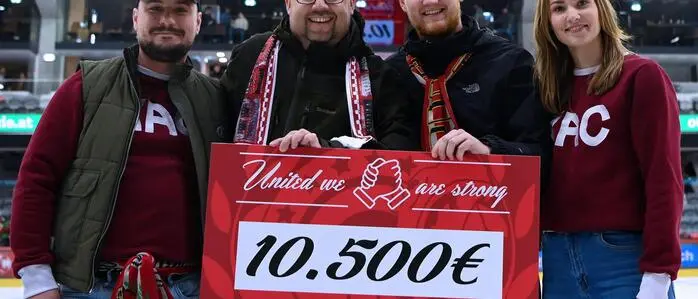 Eine Abordnung des Fanclubs übergab beim Heimspiel des EC KAC gegen Innsbruck die Spende