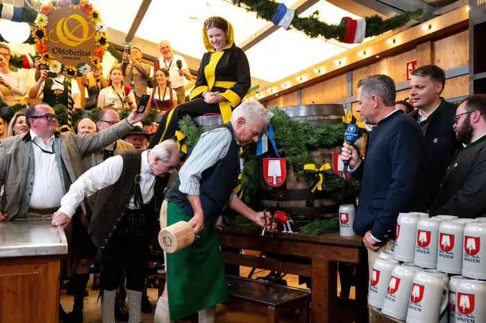 O'zapft is! Münchens Oberbürgermeister Dieter Reiter leitete mit dem ersten Bieranstich offiziell den Beginn der Wiesn 2023 ein.