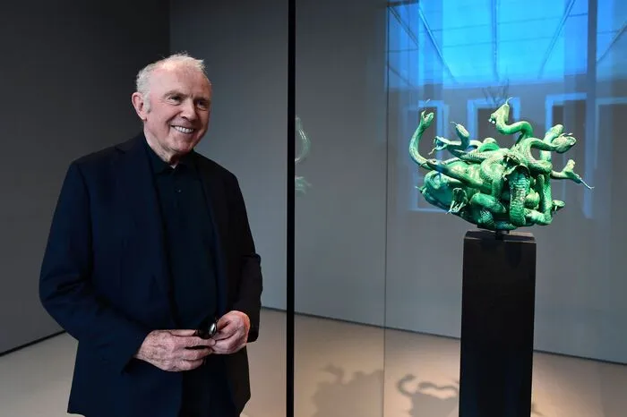 ... die Kulturstiftung Francois Pinault (hier im Bild) zum ersten Mal ihre beiden Ausstellungsräume in Venedig, die Punta della Dogana und den Palazzo Grassi, zusammengelegt.