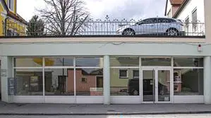 Frontalansicht eines leerstehenden Verkaufslokals