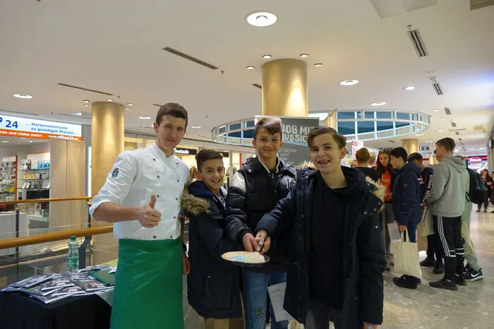 Klleyver Lorciv, Kenan Kacapor und Hanan Sacirovis waren am Stand von Paul Bleyer (links). Er erzählte den drei Bruschen über die Ausbildungsmöglichkeiten an den Tourismusschulen Bad Gleichenberg.