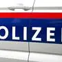 ++ THEMENBILD ++ Der Schriftzug "Polizei" auf einem Polizeiauto, aufgenommen am Freitag, 20. Oktober 2023 in Wien.