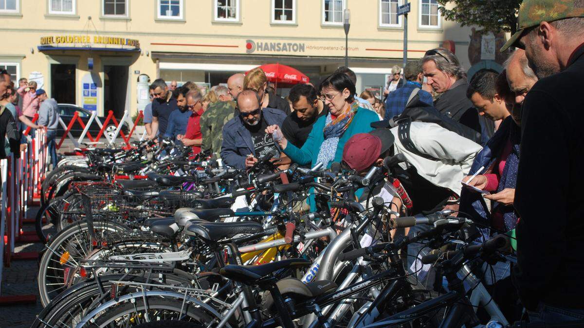 Herrenlose Fahrräder, die im Klagenfurter Fundamt vergeblich auf ihren Besitzer warten, werden nach einjähriger Frist versteigert