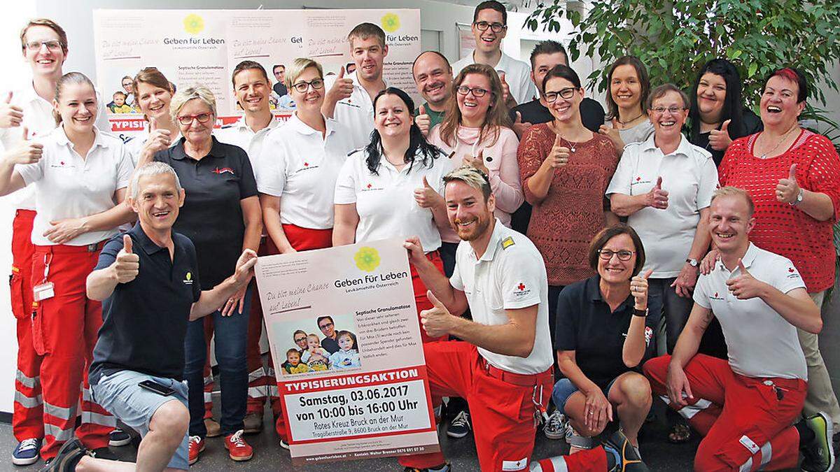 Das strahlende Rotkreuz-Team nach der gestrigen Aktion