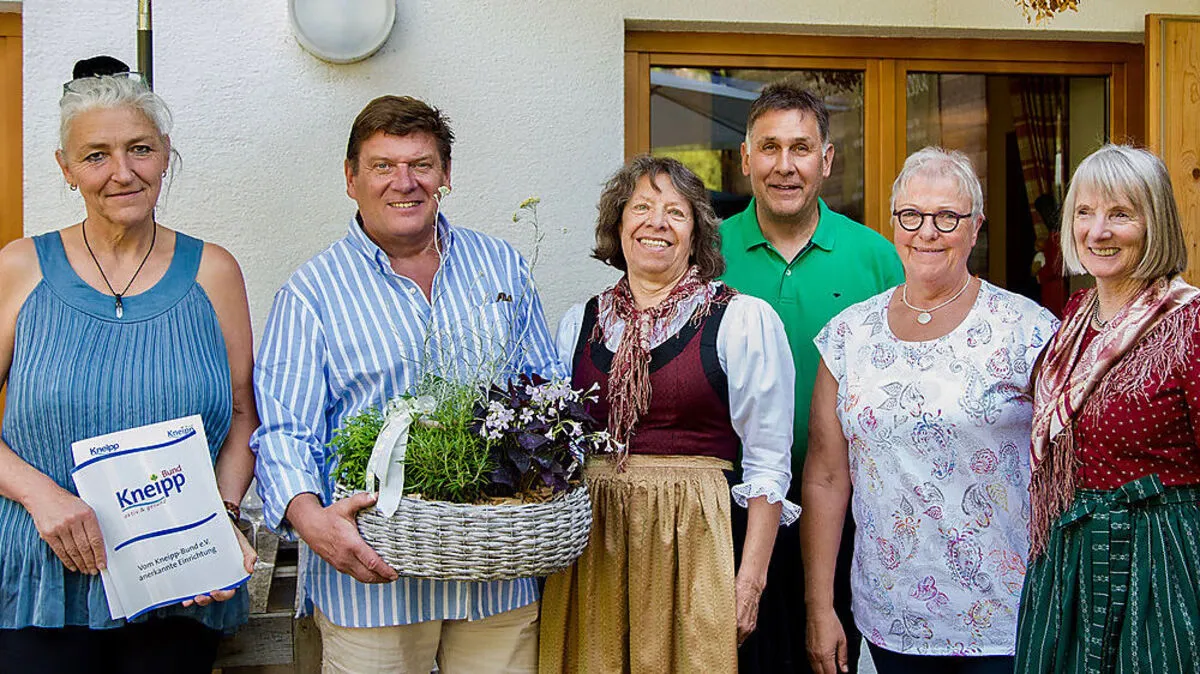 Ulrich Drewitz (2. von links), Besitzer des Hotels Heimat freut sich mit dem Prägratner Bürgermeister  Anton Steiner über die Verleihung der Auszeichnung