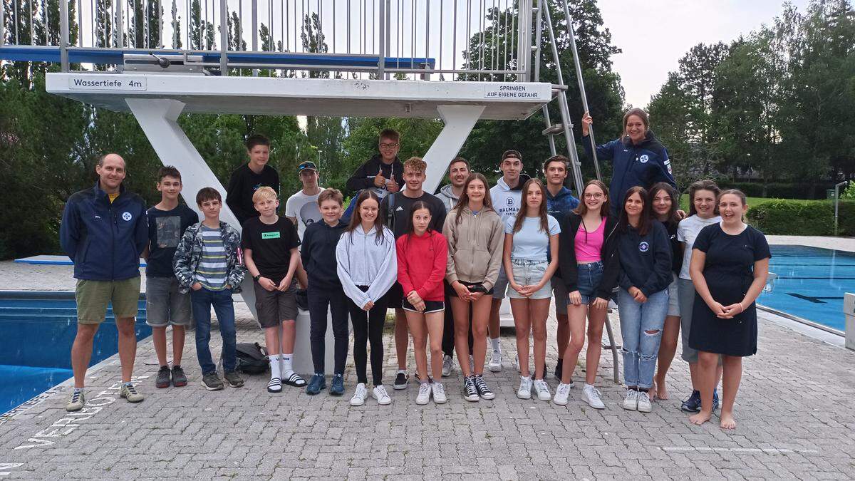 Stolz auf die jungen Rettungsschwimmer sind die Ausbildner der Österreichischen Wasserrettung Osttirol: Verena Steiner (hinten rechts) und Philipp Pedevilla (links außen)