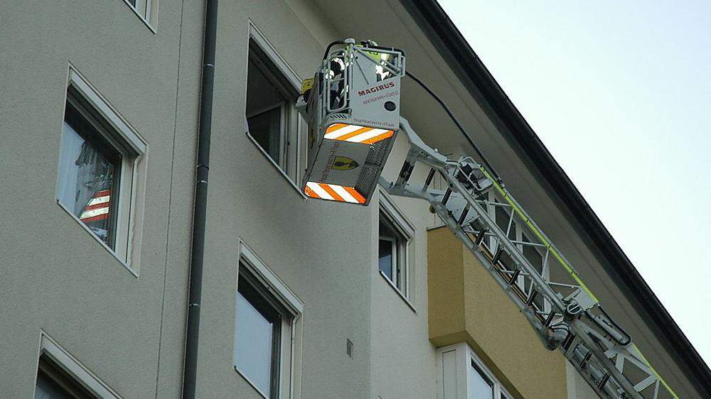 Durch ein Fenster stiegen Leute der Hauptfeuerwache Villach in eine Wohnung ein, um einen Brand zu löschen