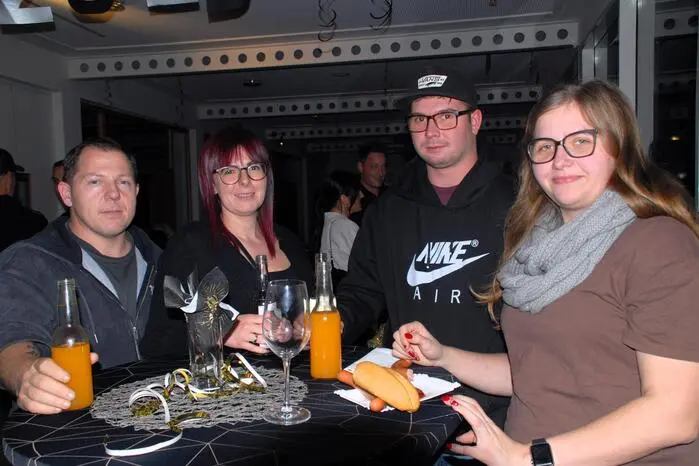 Neben kulinarischen Schmankerln, wie Gulaschsuppe oder Frankfurter Würstl, wurden die Gäste auch mit klassischen Erfrischungsgetränken und Sekt verwöhnt.