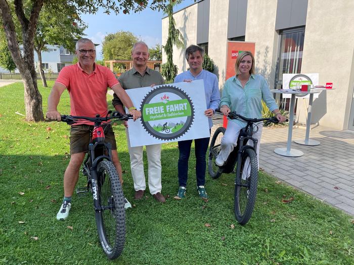 Machen Stimmung für eine generelle Öffnung von Forststraßen für Mountainbiker: Erwin Hinterdorfer (Bürgermeister St. Margarethen bei Knittelfeld), Naturfreunde-Bundesvorsitzender Andreas Schieder sowie die wahlkämpfenden SPÖ-Nationalratskandidaten Wolfgang Moitzi und Melanie Brunner