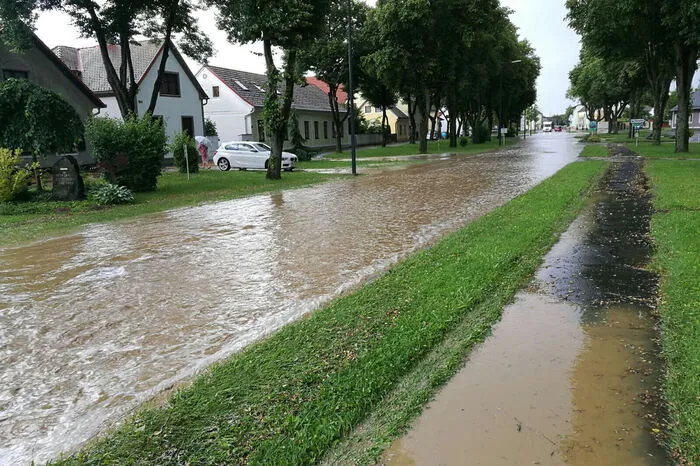 Die Landesstraße 116 glich einem Flussbett