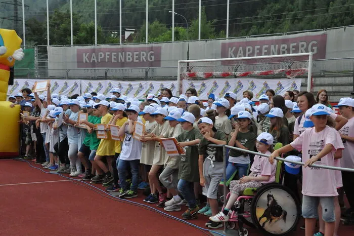 Nun trafen die 17 Bezirkssieger dieser Bewerbe beim Landesfinale im Franz-Fekete-Stadion in Kapfenberg aufeinander, um den Titel der sichersten Volksschule der Steiermark zu erringen.