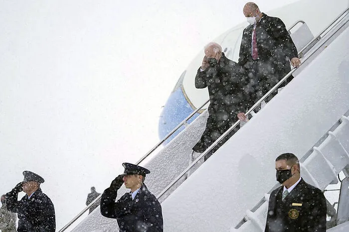 Als Biden den Regierungsflieger bei peitschendem Wind verließ, stürmte ihm Schnee von der rechten Seite entgegen. Als der 79-Jährige die Flugzeugtreppe hinunterging, hielt er sich mit der linken Hand gut am Geländer fest, die rechte schien er schützend übers Ohr zu halten.