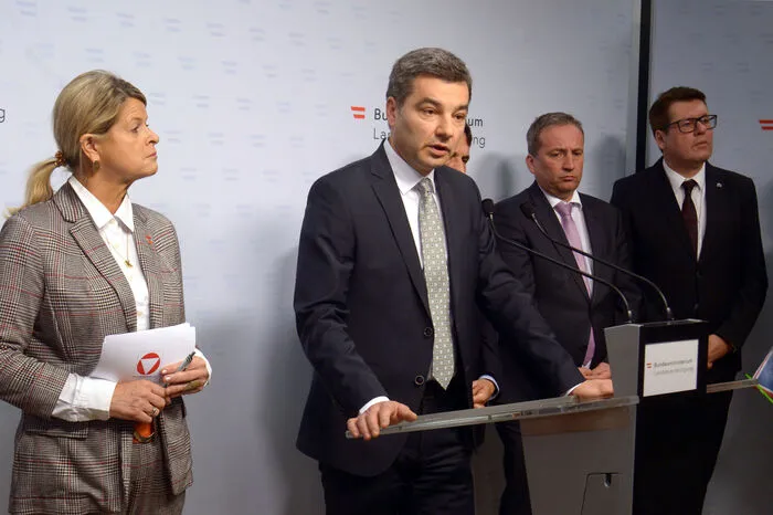 "Diese 14 Empfänger sind aus unserer Sicht Zwischenabnehmer oder Zwischenhändler (...) Aber interessant ist der Zweck dieses Zahlungsflusses und natürlich der Letztempfänger oder die Letztempfänger." Finanzprokuratur-Chef Wolfgang Peschorn will wissen, wer die Hand aufgehalten hat.