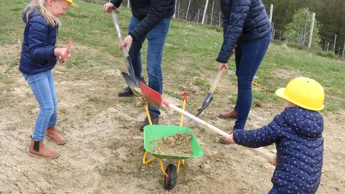 Wolfgang und Ursula Kowald mit den beiden Töchtern beim Spatenstich für die neue Vinothek im Weingarten.