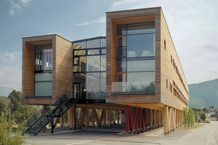 Verwaltungsgebäude Mayr Melnhof Architektur: Nussmüller ArchitektenBauherrschaft: Mayr Melnhof Auch die bauliche Ausführung wird von der Jury als positiv wahrgenommen. Kritischer werden sowohl die „Leerfläche“ unter dem Gebäude als auch die stellenweise nicht sehr subtile Konstruktion gesehen. Dass durch eine angenehme Materialität und das unangestrengte Nebeneinander von geschützteren und öffentlicheren Zonen eine hochwertige Arbeitsumgebung geschaffen wurde, ist ausschlaggebend für die Zuerkennung der GerambRose.