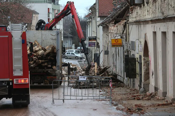 (Sujetfoto aus Kroatien) Mehrere südoststeirische Feuerwehren haben Hilfsaktionen gestartet. Der Bereichsfeuerwehrverband Feldbach sammelt insbesondere Baumaterialien und Werkzeug. Durch eine jahrelange Bekanntschaft zu einer Feuerwehr in Kroatien habe man, so Kommandant Johannes Matzhold, erfahren, wo man direkt helfen kann. Und so wird heute noch gesammelt, am Samstag fahren dann zwölf Lkw mit 35 Feuerwehrmännern und -frauen im Konvoi zu einem kleinen kroatischen Ort, der von den Erdbeben schwer getroffen wurde. „Da gibt es kein Haus, auf dem noch ein Dach drauf ist. Die Leute schlafen in den Autos, Häuser werden teils geplündert“, erzählt Matzhold. Die Aktion kann mit Geldspenden unterstützt werden, mit dem der Bereichsfeuerwehrverband Hilfsgüter, wie Notstromaggregate oder Heizlüfter, kauft (Iban: AT17 2081 5000 2326 9160). Wer Hilfsgüter spenden möchte, kann sich bei Matzhold unter Tel. 0664-1345677 melden. Die Hilfsaktion läuft auch nach Samstag weiter.