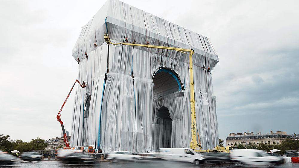 Der Arc de Triomphe in Paris wird verhüllt - nach Plänen des verstorbenen Christo