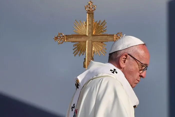 Vor Hunderttausenden Menschen sagte er bei einer Messe in der Hauptstadt Bogota, man dürfe keine "Finsternis des Rachedurstes und des Hasses" zulassen. Auch von Rückschlägen auf dem Weg zu Frieden solle man sich nicht entmutigen lassen.