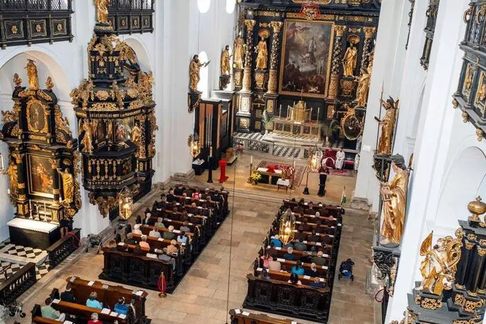 Eine sehr große Abordnung der Feuerwehr und viele Ehrengäste hatten vor der Übergabe von Stadtpfarrer Markus J. Plöbst in der Stadtpfarrkirche St. Xaver feierlich gestalteten Gottesdienst beigewohnt.