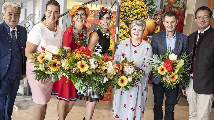 Obmann Bernhard Wastl, Bürgermeisterin Silvia Häusl-Benz, Organisatorin Regina Kneß, Blumenfee Manuela Morri, Landtagsabgeordnete Ruth Feistritzer, Uwe Sommersguter von der Chefredaktion der Kleinen Zeitung und Landwirtschaftskammer-Präsident Siegfried Huber.