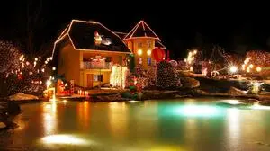 APA15831396-3 - 01122013 - BAD TATZMANNSDORF - ÖSTERREICH: ZU APA 050 CI - Wer eine rekordverdächtige Weihnachtsbeleuchtung bestaunen will, muss deshalb nicht unbedingt nach Australien reisen. Auf ihrem Grundstück in Sulzriegel bei Bad Tatzmannsdorf hat sich Familie Gollnhuber ihr eigenes vorweihnachtliches Lichterparadies geschaffen. Ein ganzer Figurenpark, kilometerlange Lichterketten mit Abertausenden Lämpchen und LEDs lassen Haus und Garten abends erstrahlen. Im Bild: Ein weihnachtliches beleuchtetes Haus in Sulzriegel bei Bad Tatzmannsdorf. +++ WIR WEISEN AUSDRÜCKLICH DARAUF HIN, DASS EINE VERWENDUNG DES BILDES AUS MEDIEN- UND/ODER URHEBERRECHTLICHEN GRÜNDEN AUSSCHLIESSLICH IM ZUSAMMENHANG MIT DEM ANGEFÜHRTEN ZWECK ERFOLGEN DARF - VOLLSTÄNDIGE COPYRIGHTNENNUNG VERPFLICHTEND +++ APA-FOTO: FAMILIE GOLLNHUBER