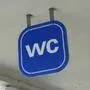 Auch eine öffentliche WC-Anlage wurde von den beiden Tätern schwer beschädigt