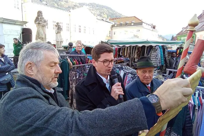Der Beginn des offiziellen Aktes ist im Rathaus am Raffaltplatz mit der Segnung der Freyung.
