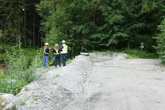 Der erste Weg der Gruppe rund um Geschäftsführerin Lesjak führt zum neuen Absetzbecken und Damm direkt neben der Straße