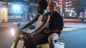 Zwei Doppelnull-Agenten, ein Moped: Daniel Craig kennt seinen Platz als Beifahrer von Lashana Lynch
