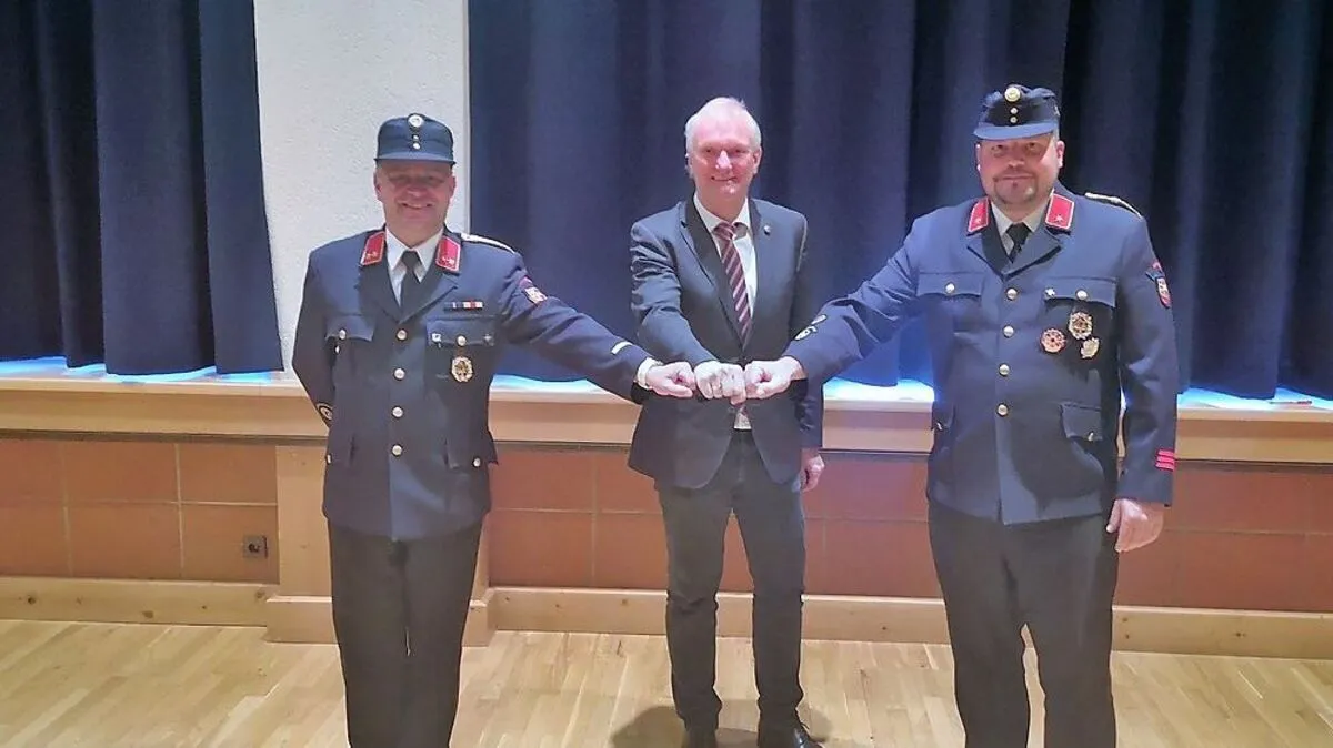 Bernd Lerchbauern und Alexander Striednig bleiben an der Spitze der Mallnitzer Feuerwehr. Bürgermeister Günther Novak gratulierte 