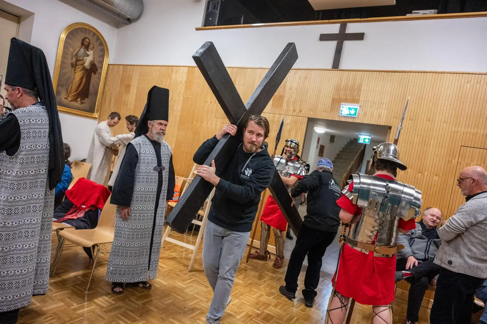 Martin Plank trägt bei der Probe als Jesus das Kreuz. Die Rolle teilt er sich mit Andreas Leitner