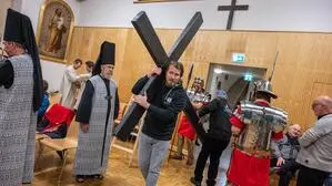 Martin Plank trägt bei der Probe als Jesus das Kreuz. Die Rolle teilt er sich mit Andreas Leitner