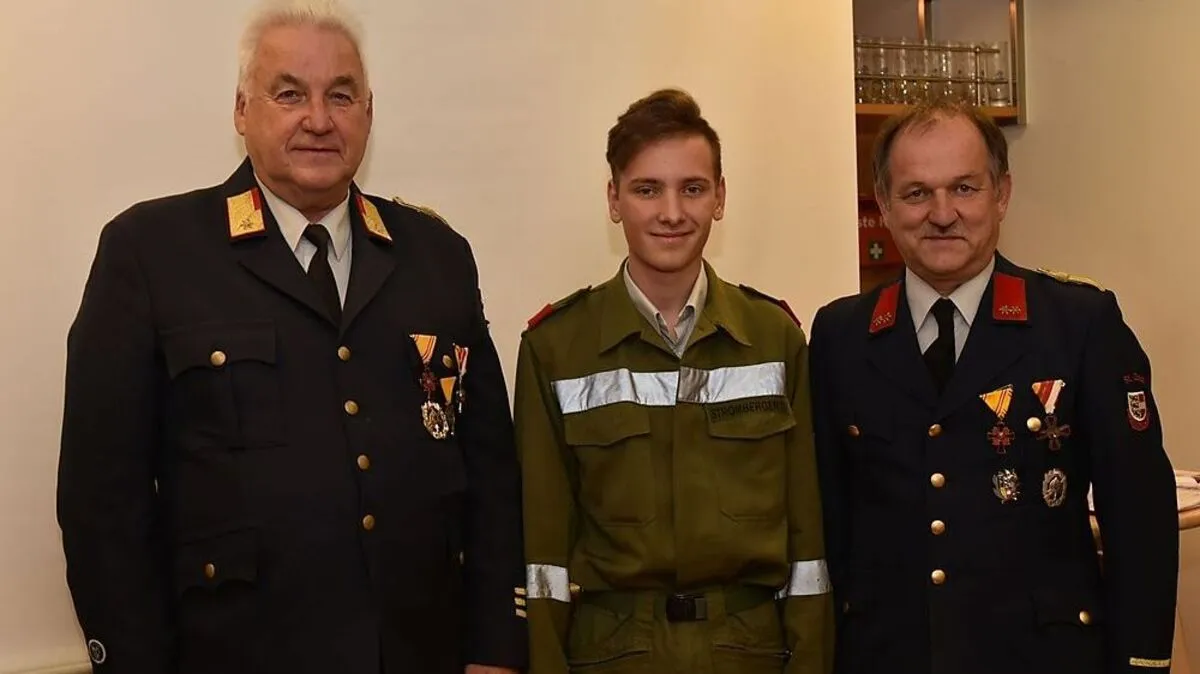 Daniel Stromberger wurde von Abschnittsfeuerwehrkommandanten Wolfgang Grilz (links) und von Kommandant Manfred Elsbacher zum Feuerwehrmann angelobt