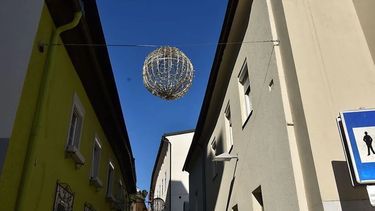 In der Leiningengasse hängt schon die Weihnachtsbeleuchtung