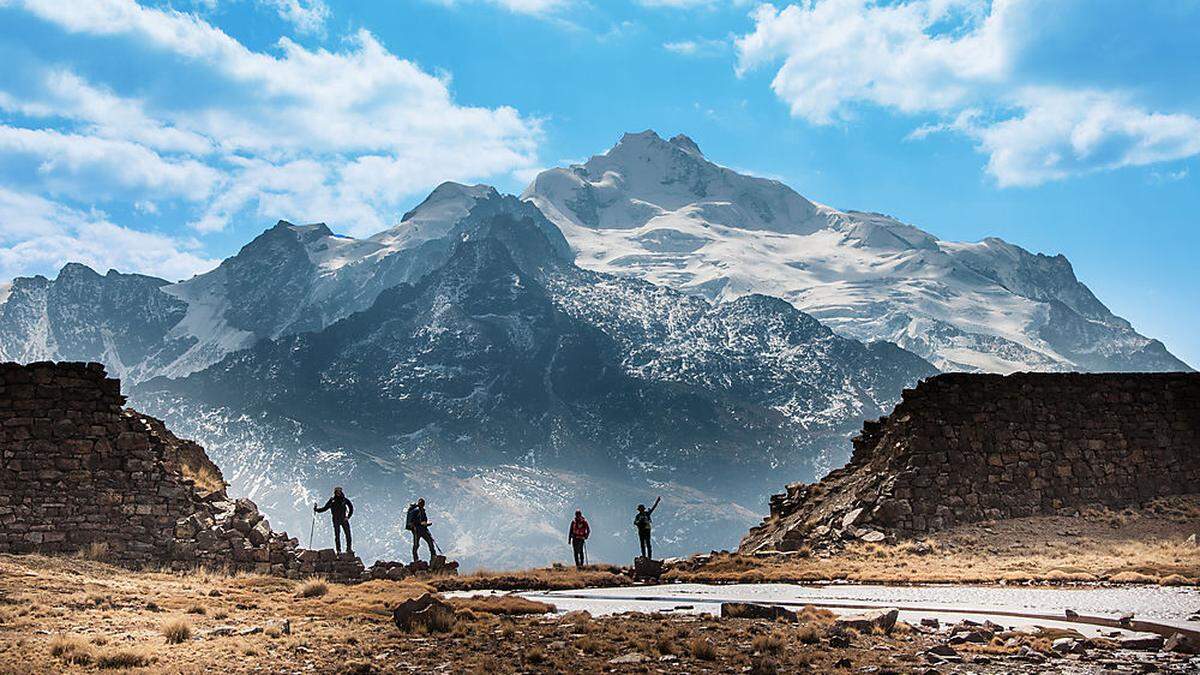 Die Bergretter genossen den Ausblick auf den Gipfel des 6088 Meter hohen Huayna Potosi 