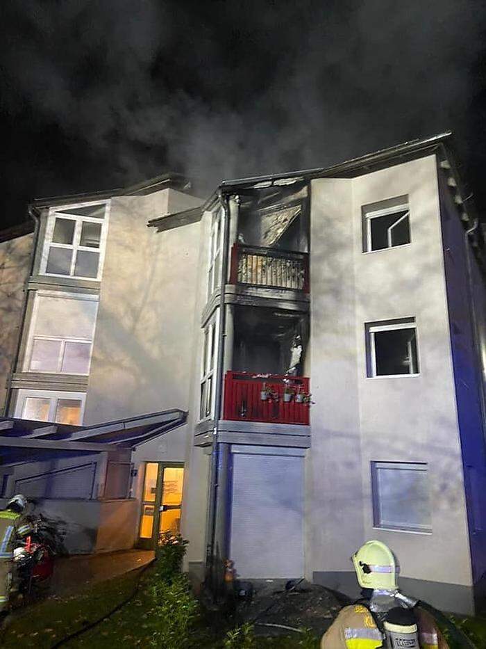 Die Flammen hatten bereits auf zwei Balkone übergegriffen und drohten, auch den Dachtstuhl zu entzünden