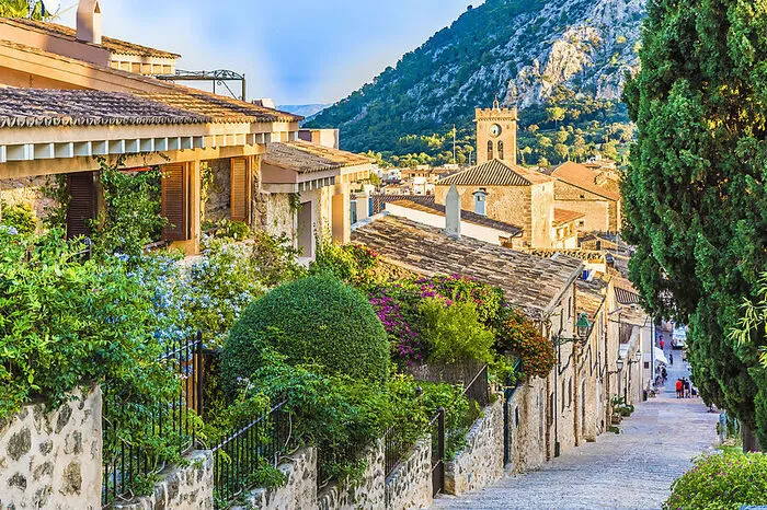 Pollença. Die Ausläufer der Sierra de Tramuntana bilden den malerischen Hintergrund für die Kleinstadt Pollença. Der Stadtkern verströmt mittelalterliches Flair und ist für seinen belebten Hafen und seine Bucht mit kristallklarem Wasser bekannt. 