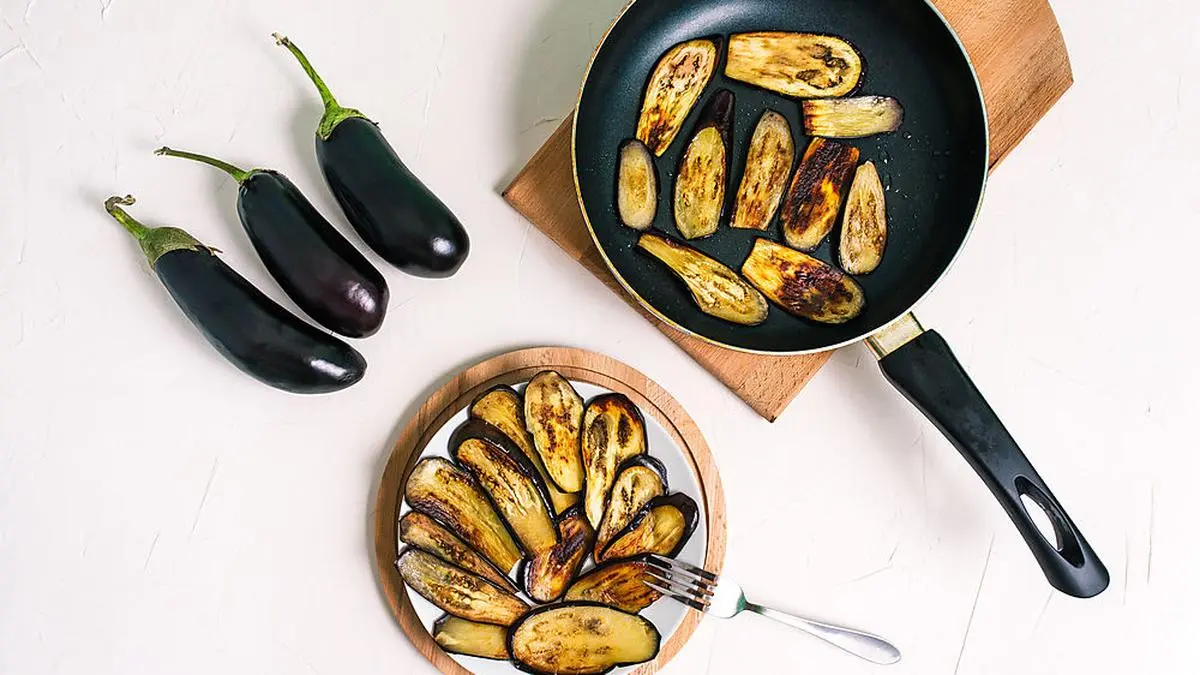 Die Melanzani werden längs geschnitten, eingesalzen, trocken getupft, gestaubt und gebraten