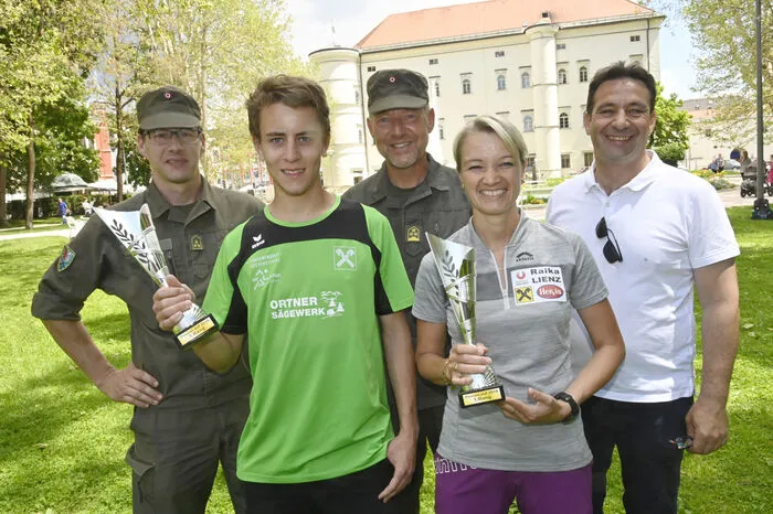 Organsiationschef Hauptmann Arthur Kaufmann, die Tagessieger Manuel Theurl und Andrea Oberbichler, Oberst Rudolf Kury und Stadtmanager Gerhard Briggl. (von links).